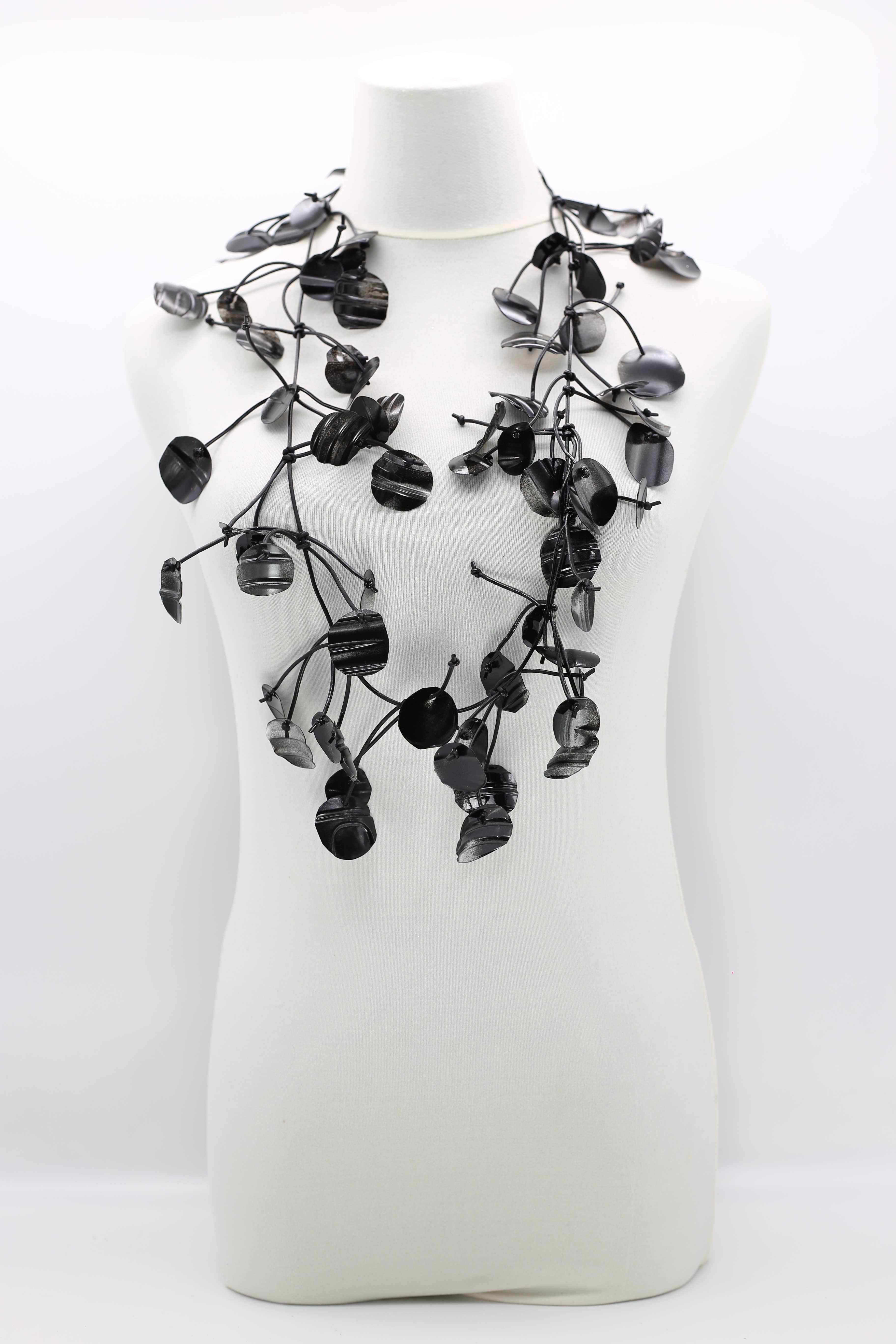 Jianhui London – Großhandel Statement-Halsketten – Halskette mit Seerosenblättern aus recyceltem Kunststoff, lang, handbemalt25