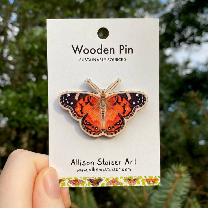 Spilla in legno Lady Butterfly dipinta in America (di provenienza sostenibile) per la vendita all'ingrosso da parte di Allison Stoiser Art
