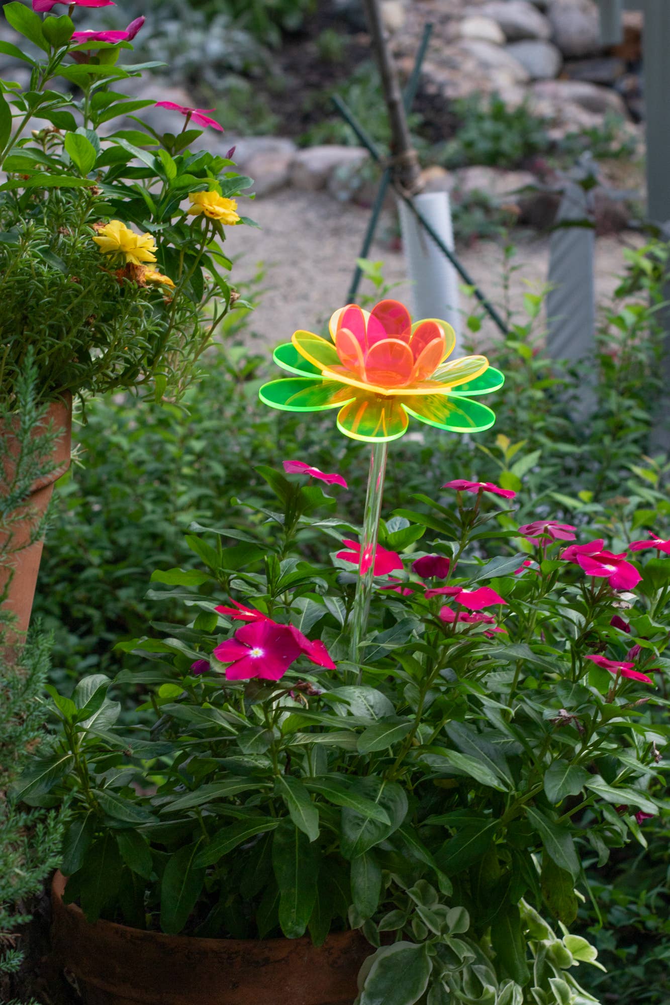 The Colored Petal – wholesale Suncatcher – Neon rainbow flower stake | Cosmos Lotus handmade gifts0