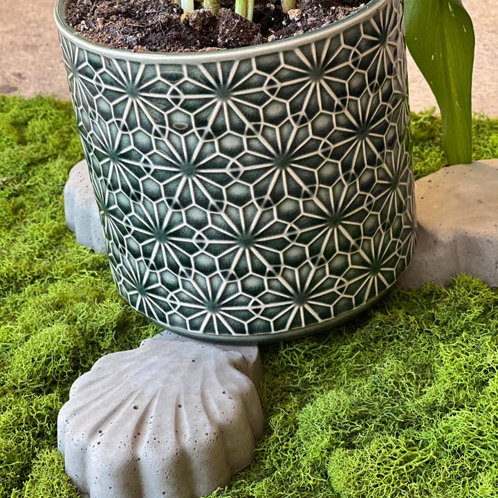 Backyard Stone Art - Wholesale Plant Pot - Clam Shell Concrete Garden Pot holders Planter Feet Risers