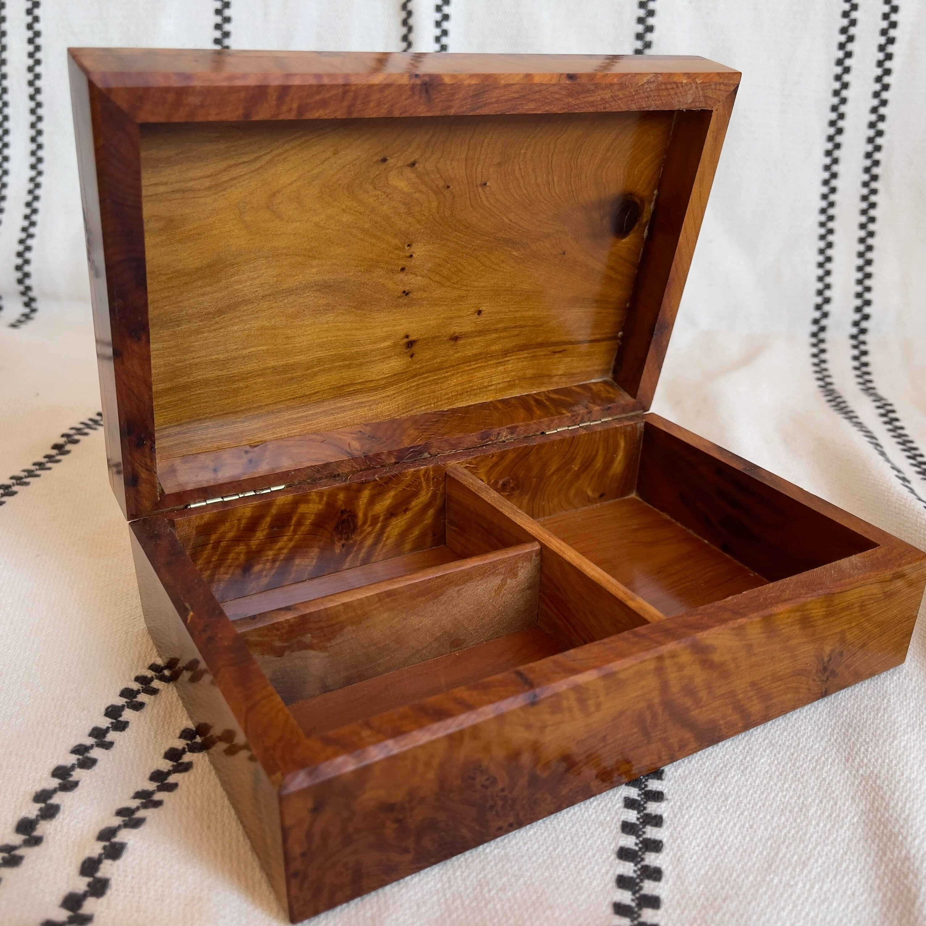 Yemma Goods - Vente Boîte/rangement à bijoux - Boîte à bijoux Thuya Burl avec incrustations de noyer et de cèdre7