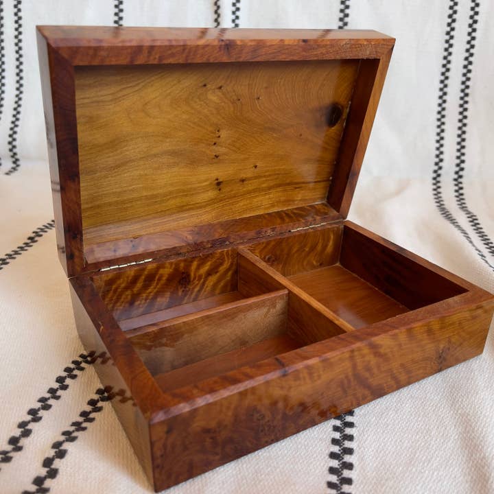 Yemma Goods - Vente Boîte/rangement à bijoux - Boîte à bijoux Thuya Burl avec incrustations de noyer et de cèdre7