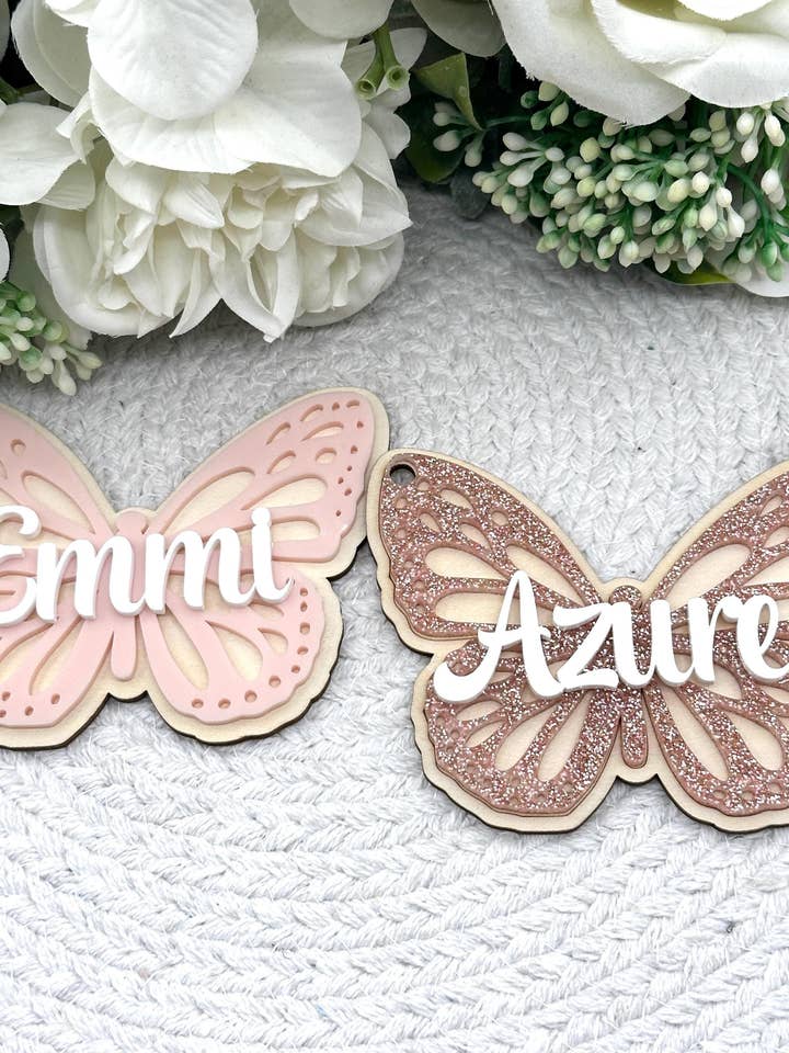 Étiquette de nom personnalisée en acrylique papillon pour la vente par Marden S Design