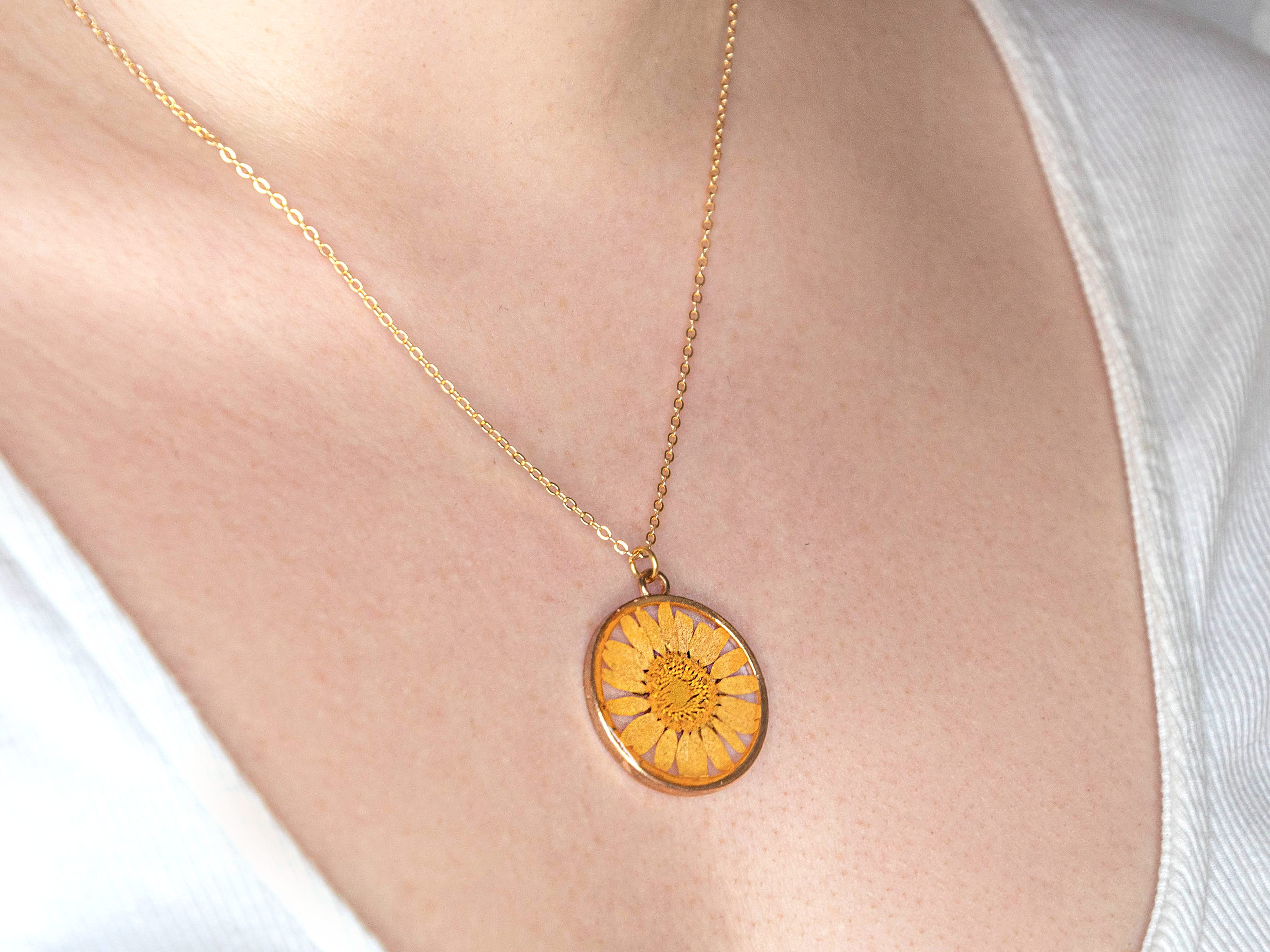 Allie and Posie – wholesale Pendant/charm necklace – DAISY necklace with real pressed marguerite daisies in resin6