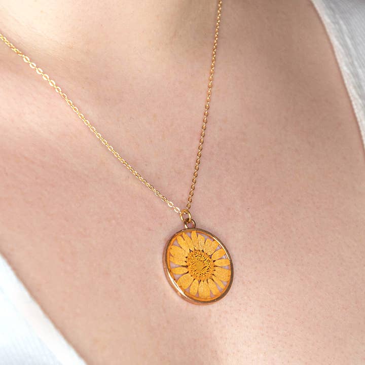 Allie and Posie – wholesale Pendant/charm necklace – DAISY necklace with real pressed marguerite daisies in resin6