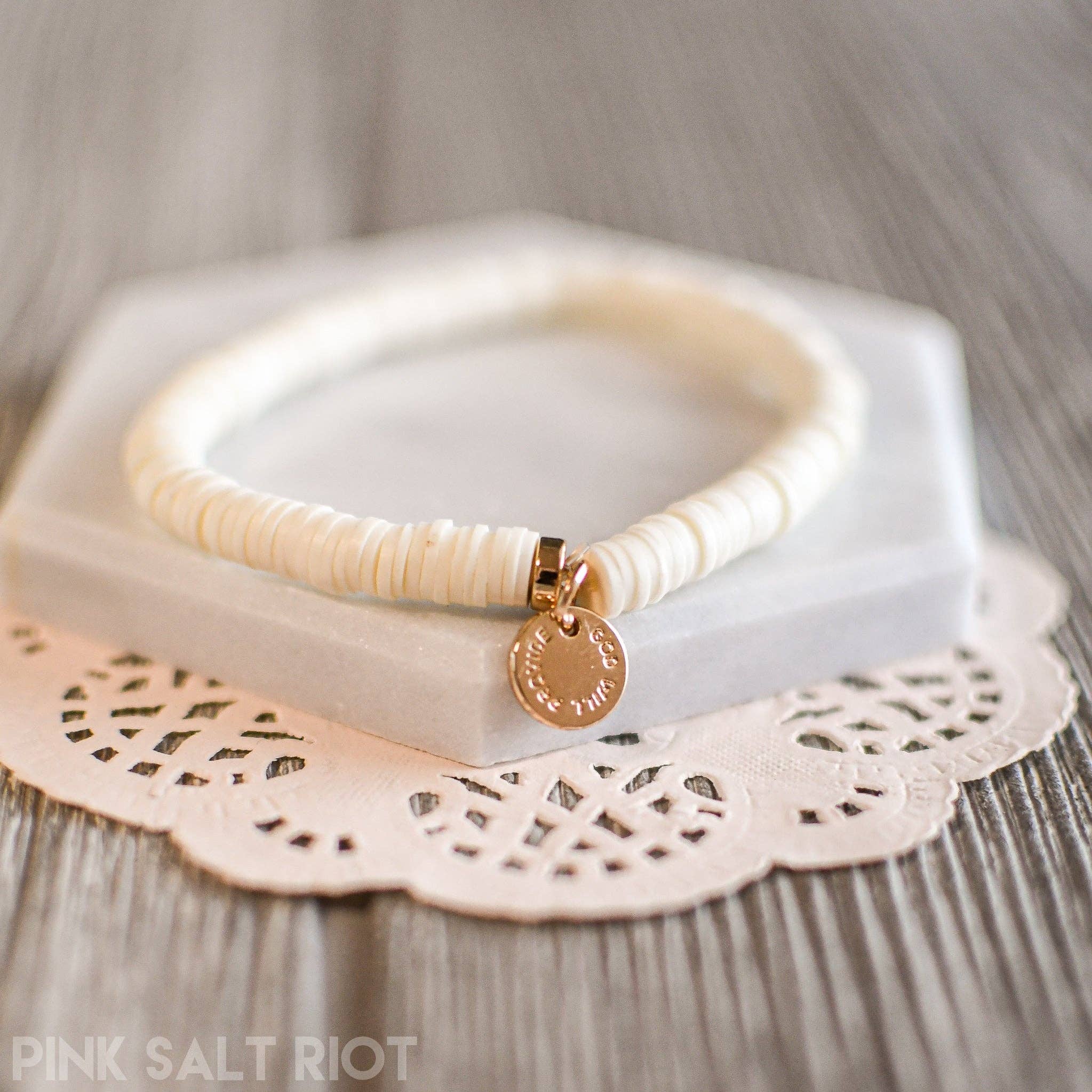 Pink Salt Riot - Vente Bracelets à breloques/pendentifs - Dieu fournira des bracelets empilables0