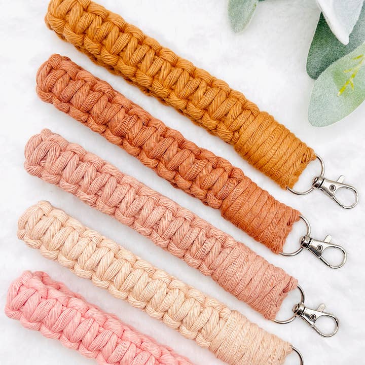 Handgefertigter Makramee-Handgelenkschlüsselanhänger | Accessoire für den Großhandel von MarissaDDesigns