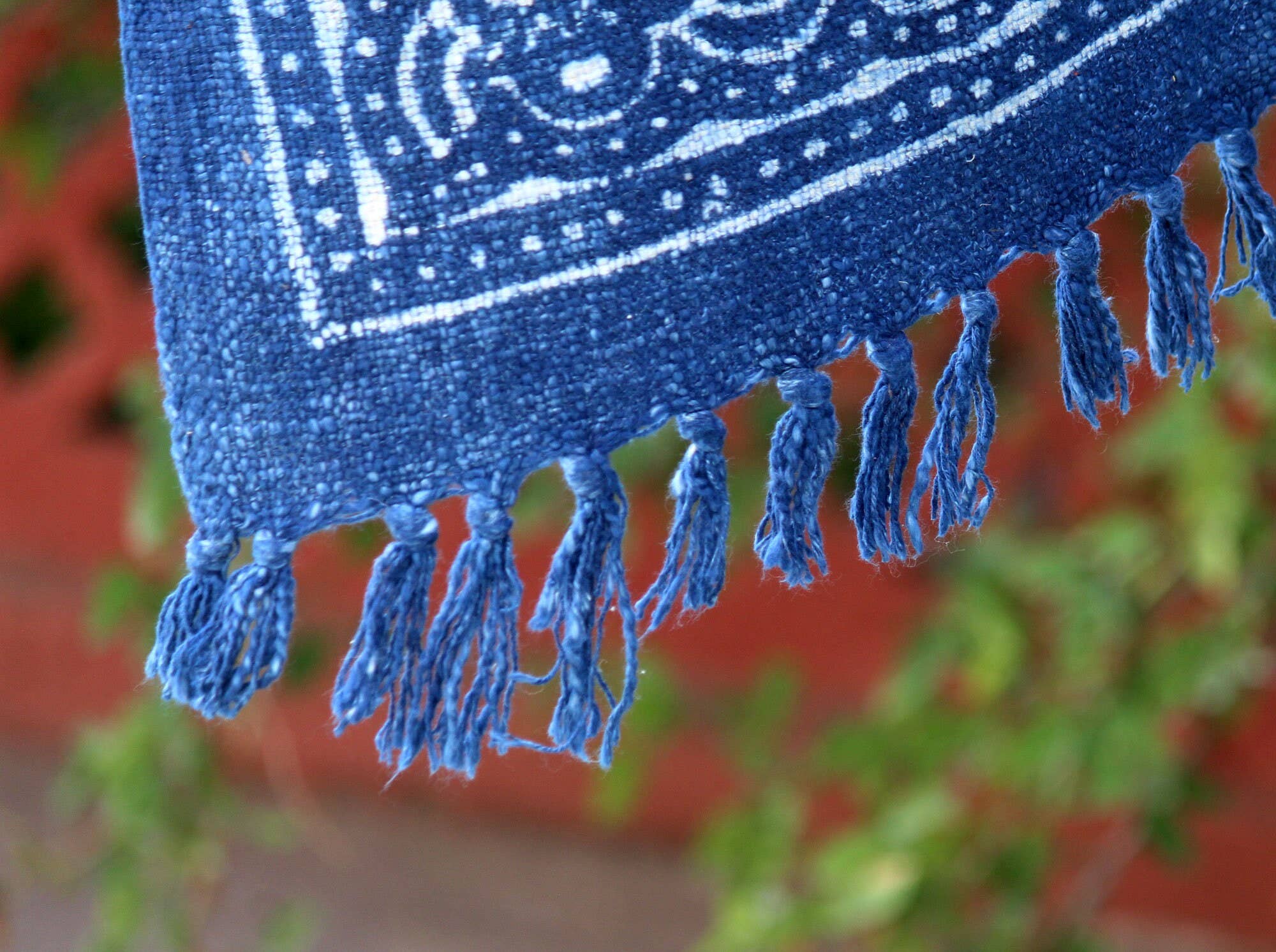 Bhawana Handicrafts - Vendita all'ingrosso Plaid - Copriletto per divano fatto a mano in tessuto color fango indaco con nappine5