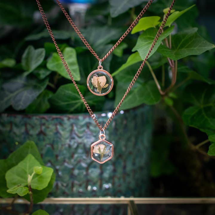 Collana con Fiore Pressato - Rosa Bianca per la vendita all'ingrosso da parte di TillyPad Studios