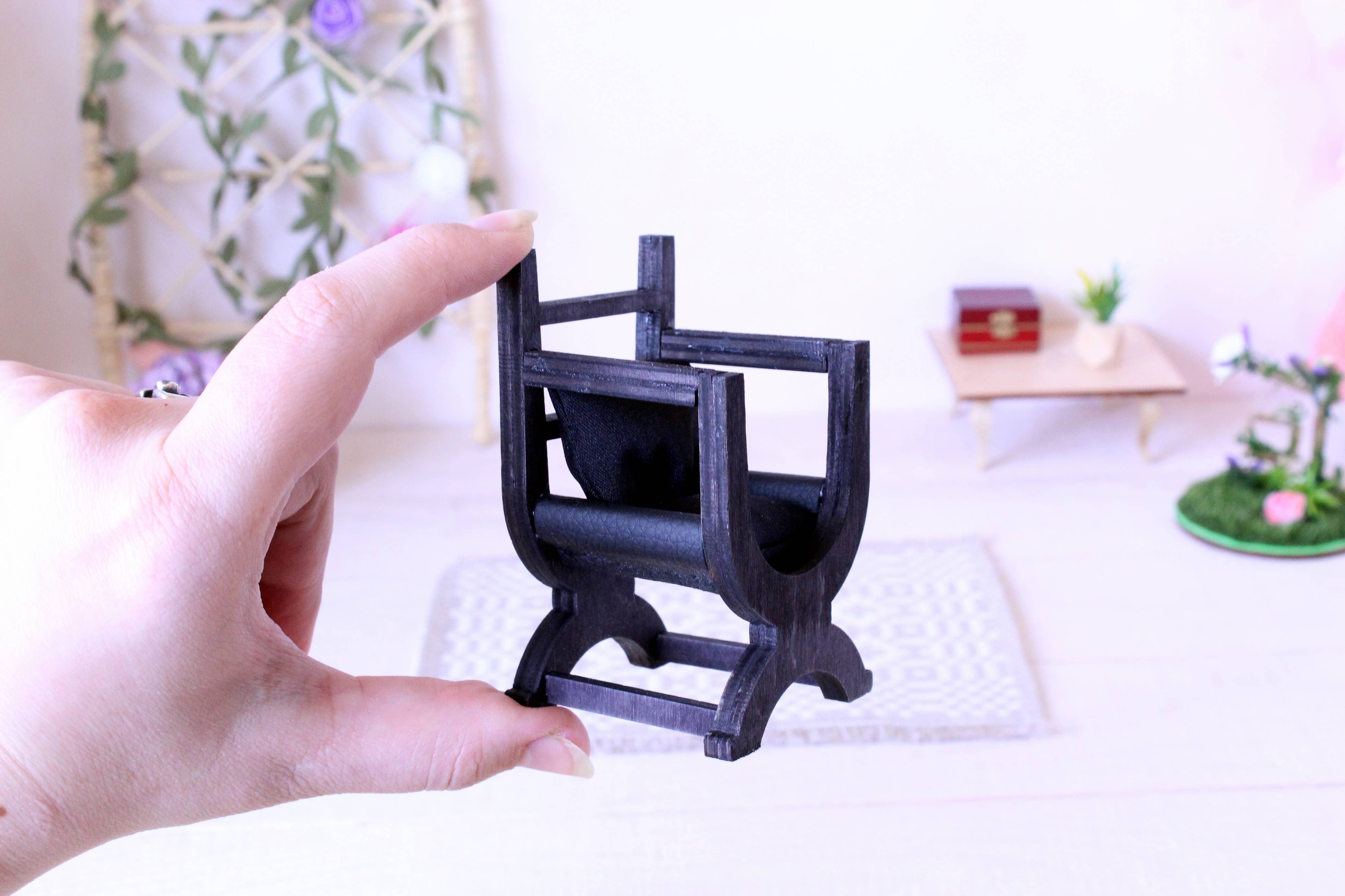 Lenasminiland – Großhandel Puppenzubehörset – Kinder – Miniatur-Tudor-Stuhl, X-gerahmte Königin Mary Sessel Replik5