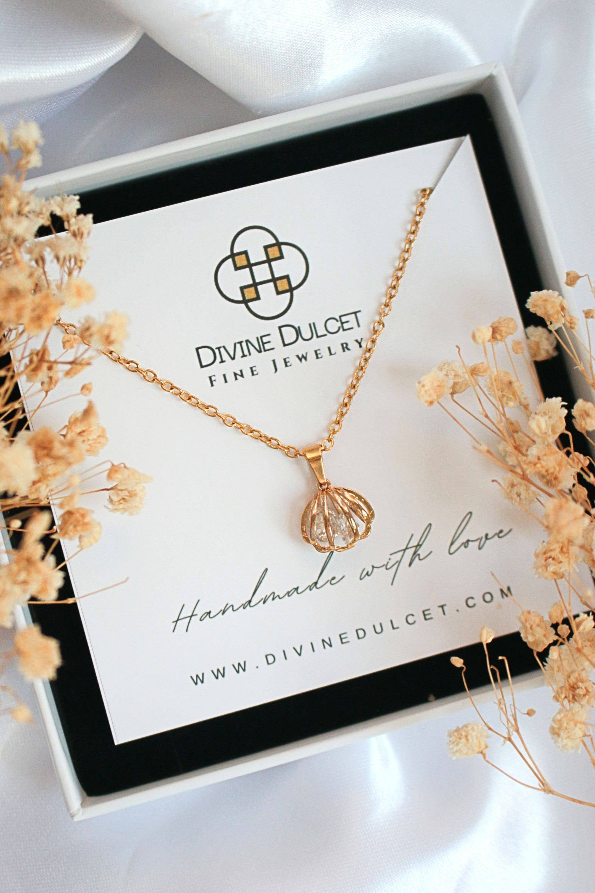 Divine Dulcet - Wholesale Pendant/Charm Necklace - “Ocean Treasure” | 24 Karats Seashell Necklace2