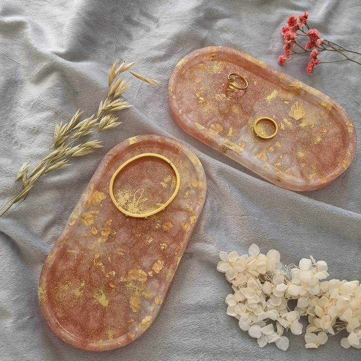 Plat ovale en résine en or rose, blanc et feuille d'or pour la vente par Lunar Living