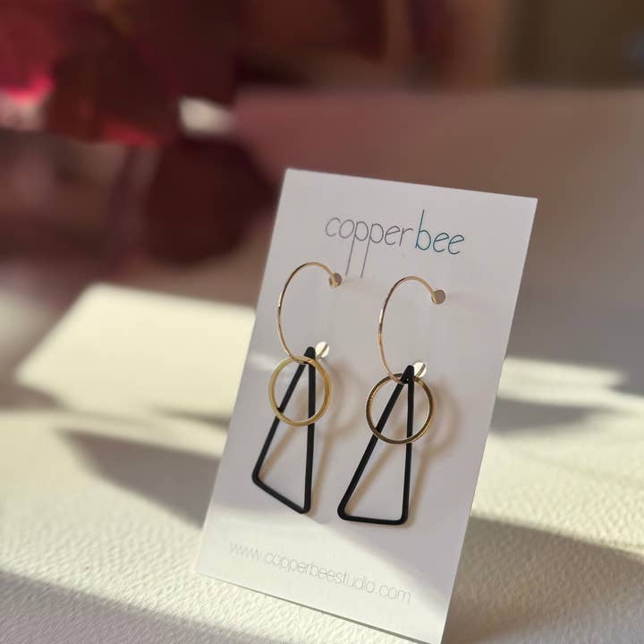 Svart + Mässing | Triangel + Cirkel örhängen | BB029 för wholesale av Copper Bee