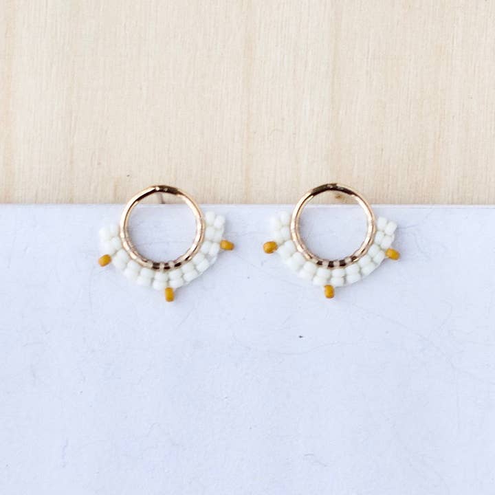 WOVEN WYLD - Venta al por mayor Pendientes de botón/aretes de poste - Tachuelas con cuentas