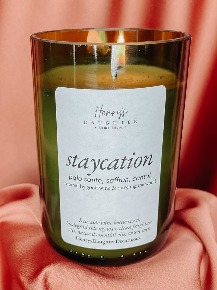 Staycation (Palo Santo & Sandelwood) Vinflaske stearinlys for engroshandel hos Henry’s Daughter Home Decor