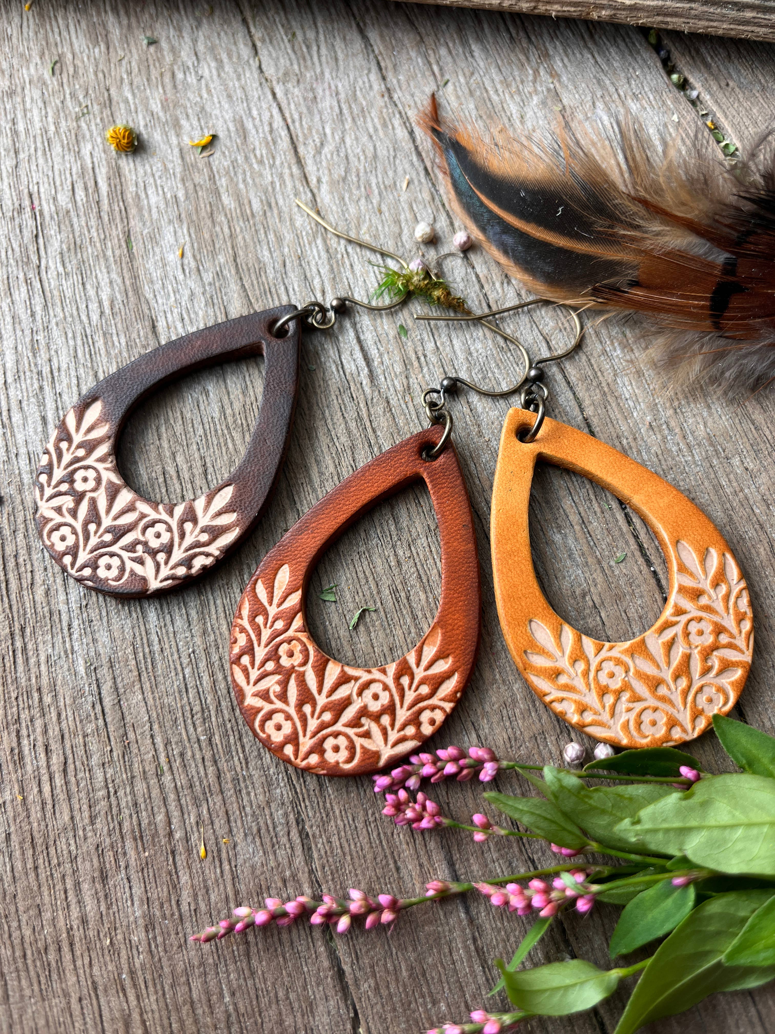 Red Pony Leather Goods – Brincos de argola por atacado – Brincos Lágrima Floral Boho Tooled Mão Tooled Couro Western Couro0