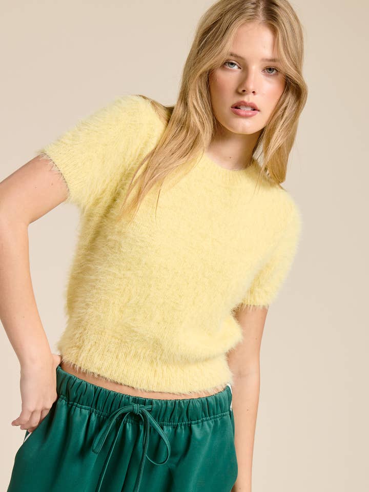 Pull court à manches courtes en tricot duveteux pour la vente par Mimosa