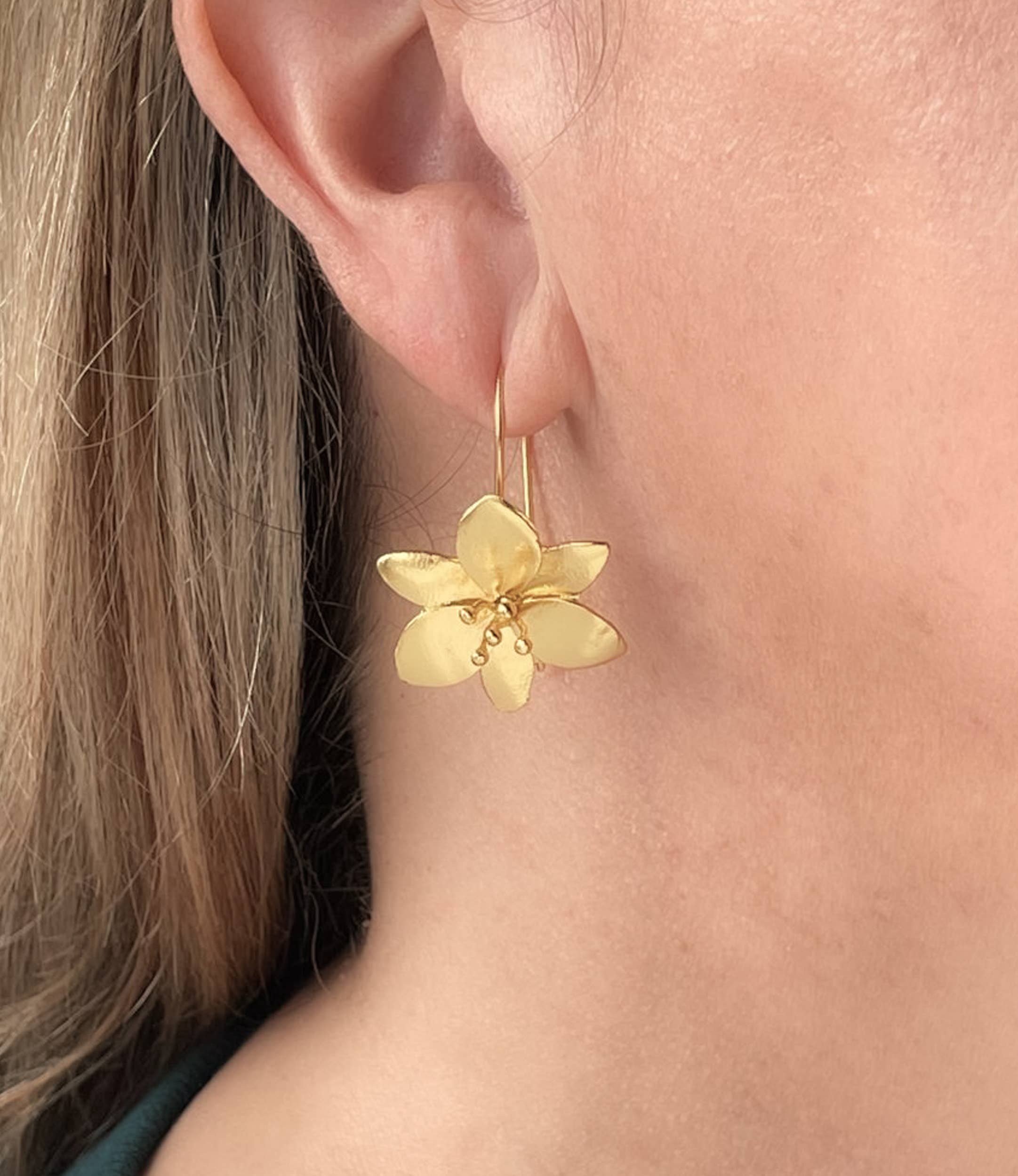 AJS Design Studio - Vente Boucles d'oreilles pendantes - Boucle d'oreille fleur en laiton doré mat 1