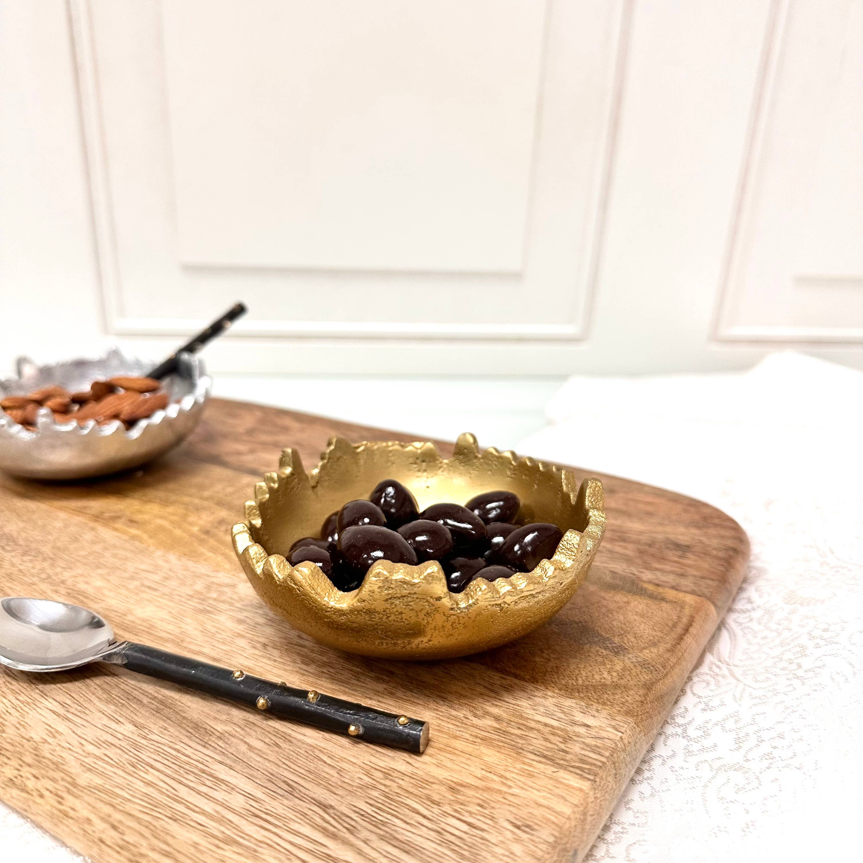 India Handicrafts Inc – wholesale Dekorativ tallrik/fat/skål – Guldig rund skål med trasig kant och strukturerad yta3