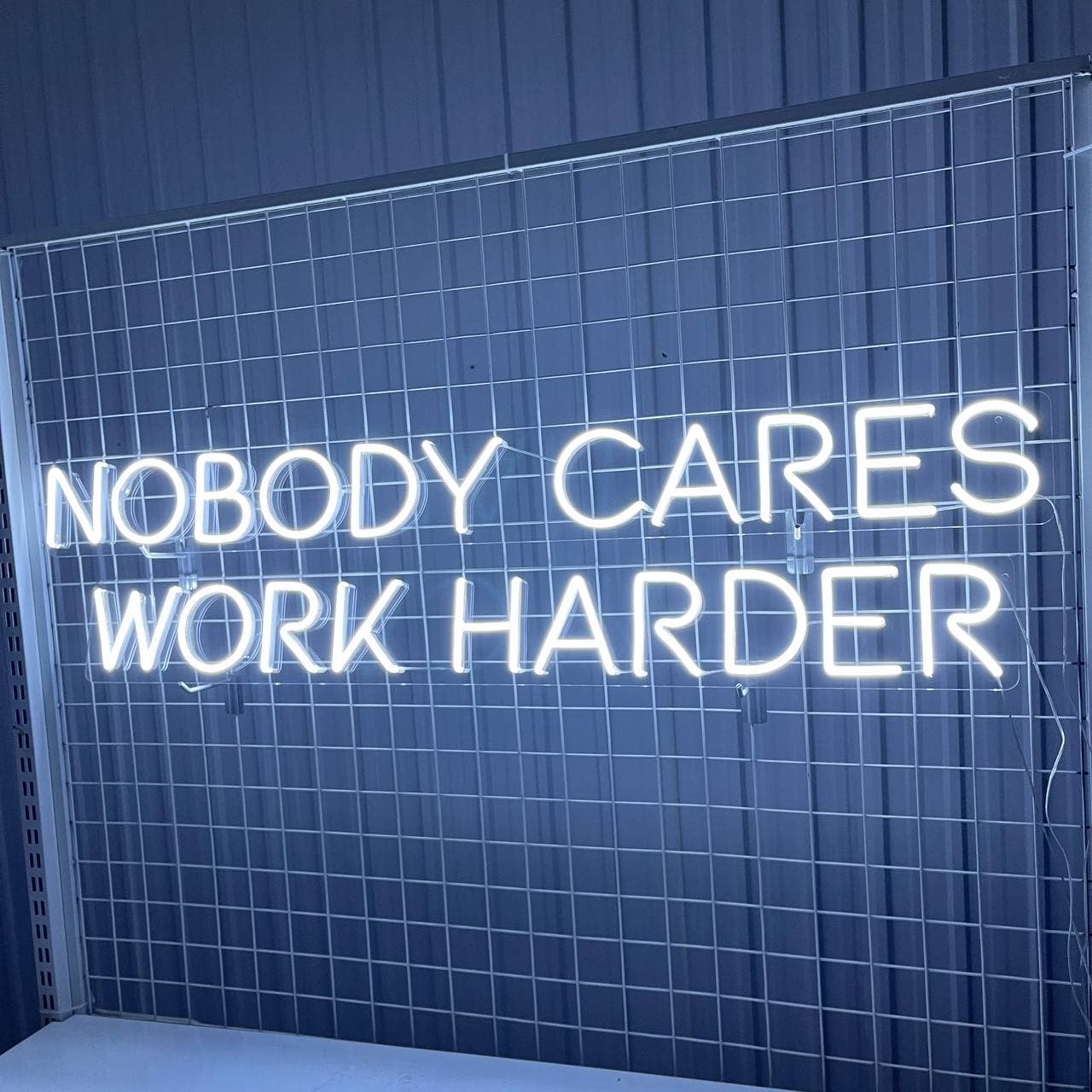Glow Neon - Vente Enseignes néon - Panneau au néon Nobody Cares Work Harder, décoration murale durable2