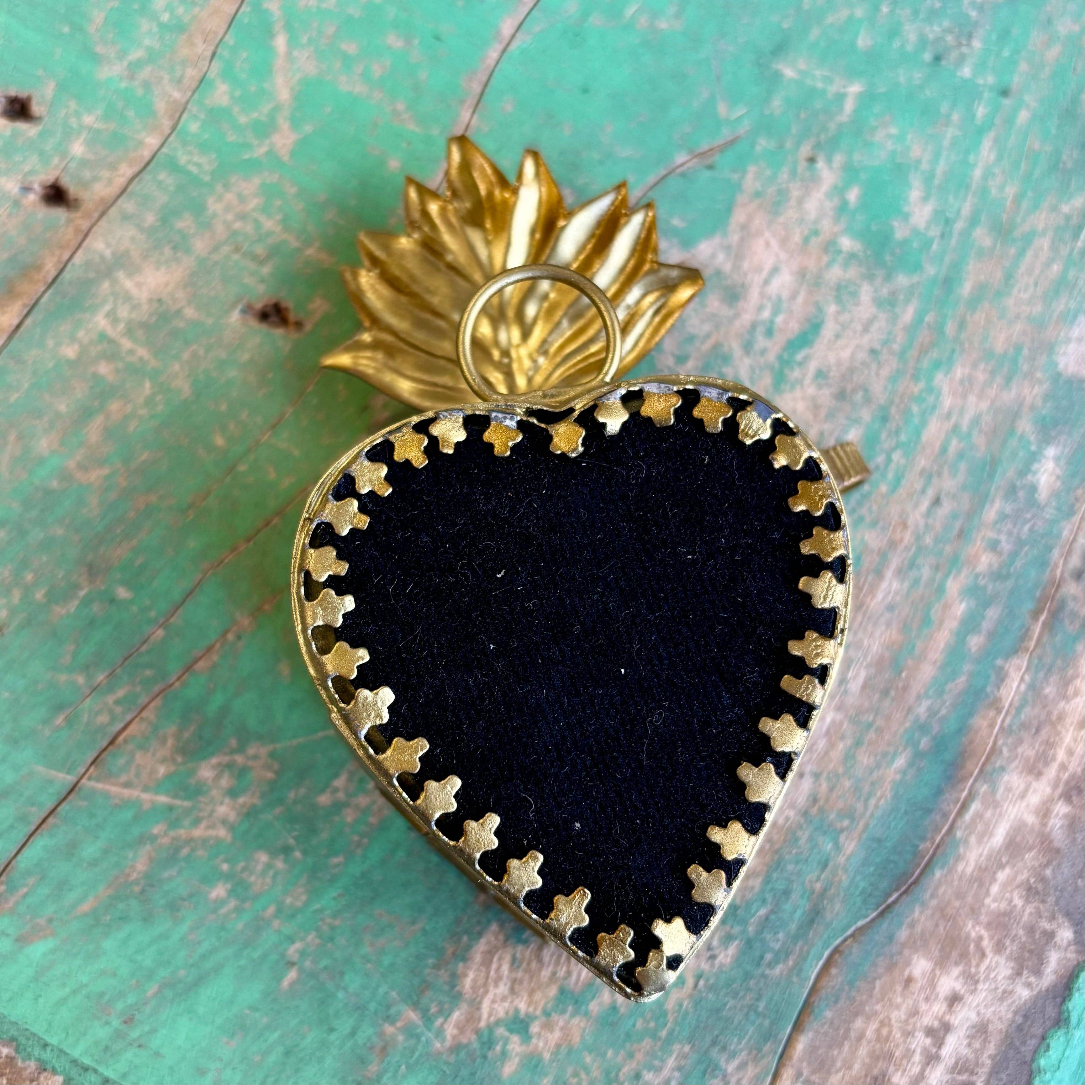 Love and Honor Jesus LLC – wholesale Decorative box – Glass Sacred Heart Boxes2