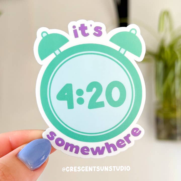 Pegatina "En algún lugar son las 4:20", Pegatina de dispensario para venta al por mayor de Crescent Sun Studio