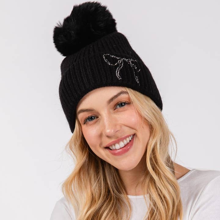 Bonnet en tricot à nœud en ruban brodé de strass pour la vente par Collections by Fame Accessories