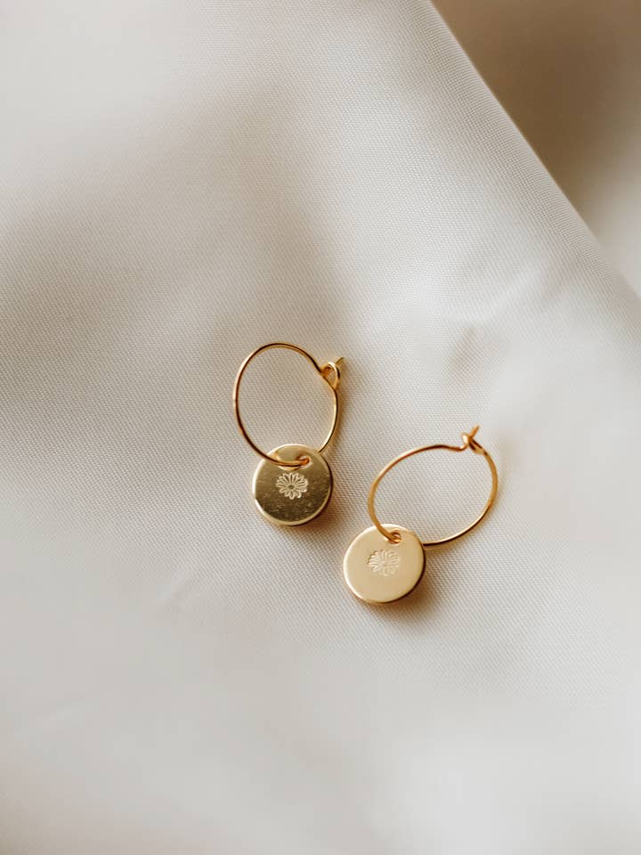 Cerceaux marguerites pour la vente par The Little Earring Co.