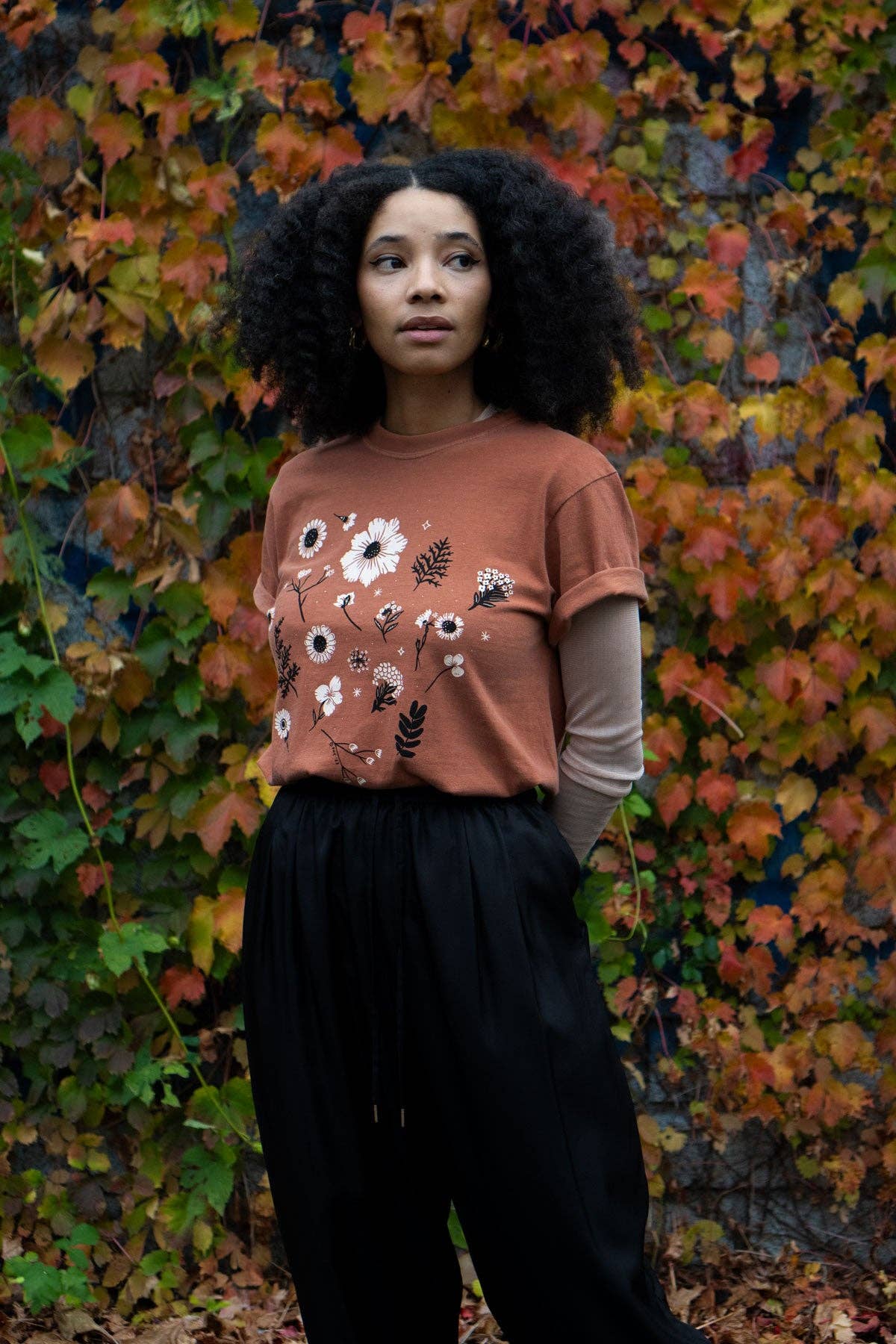 Stay Home Club - Vente T-shirt sérigraphié – unisexe - T-shirt à fleurs pressées5