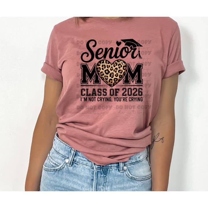 6137 - Classe Senior Maman de 2026 Police noire * Transfert DTF pour la vente par It's Transfer Time