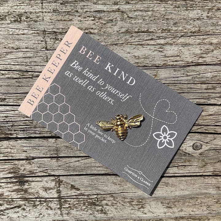 Breloque en forme de carte Bee Kind pour la vente par Compton & Clarke