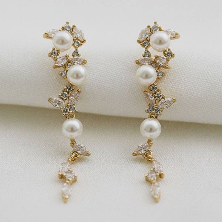 Boucles d'oreilles pendantes à pampilles avec perles de zircon et feuille. pour la vente par Ellemadera