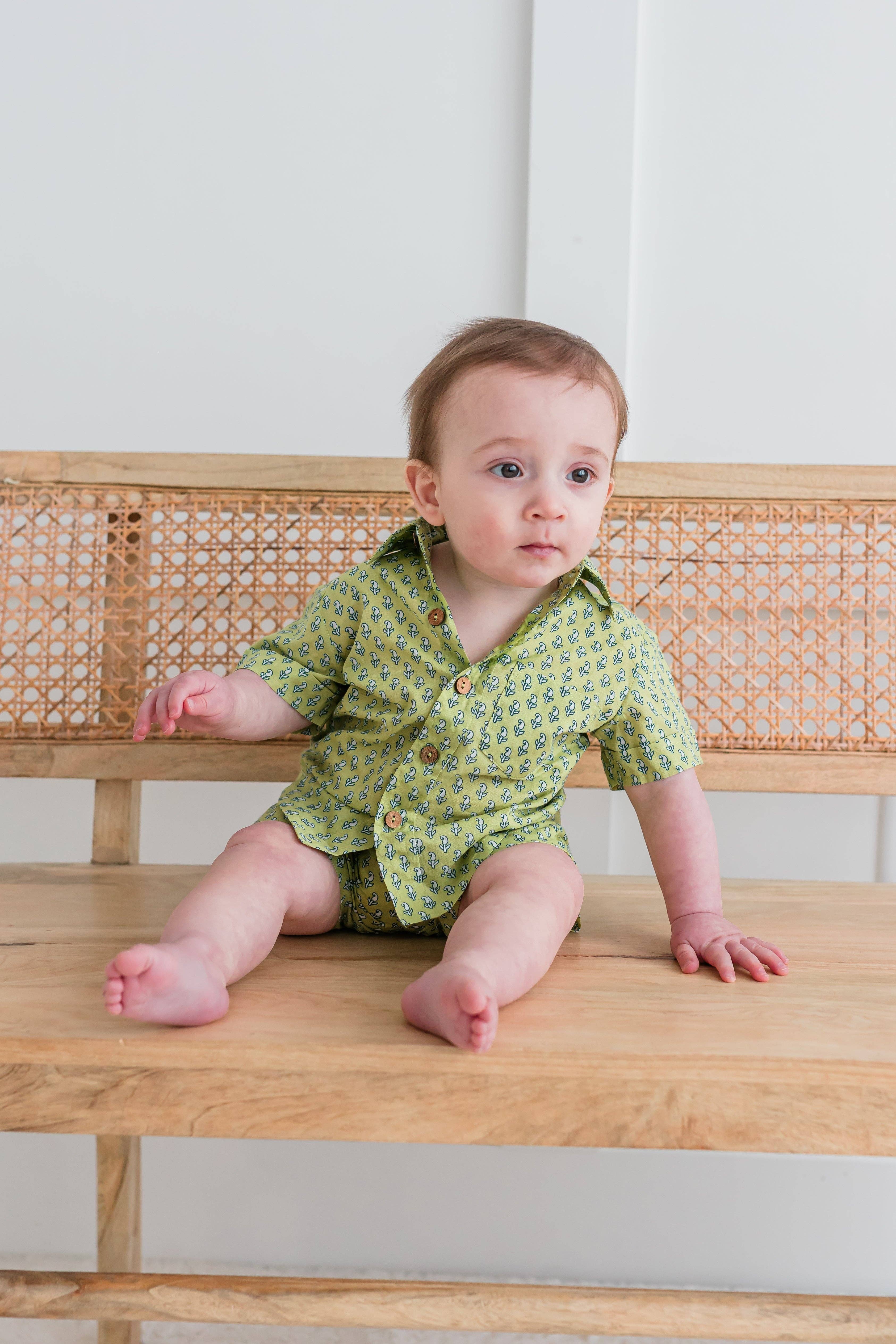 Yo Baby - Wholesale Top en short set - Kinderen - Sagegroen bedrukt jongensshirt en shortset2