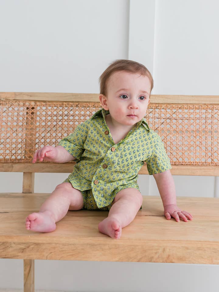 Yo Baby - Wholesale Top en short set - Kinderen - Sagegroen bedrukt jongensshirt en shortset2