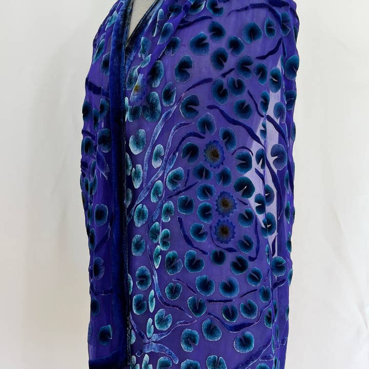 Sherit Levin Textiles – Großhandel Schal – Damen – Violet Devoré Lily Pads Schal/Schal aus Samt2