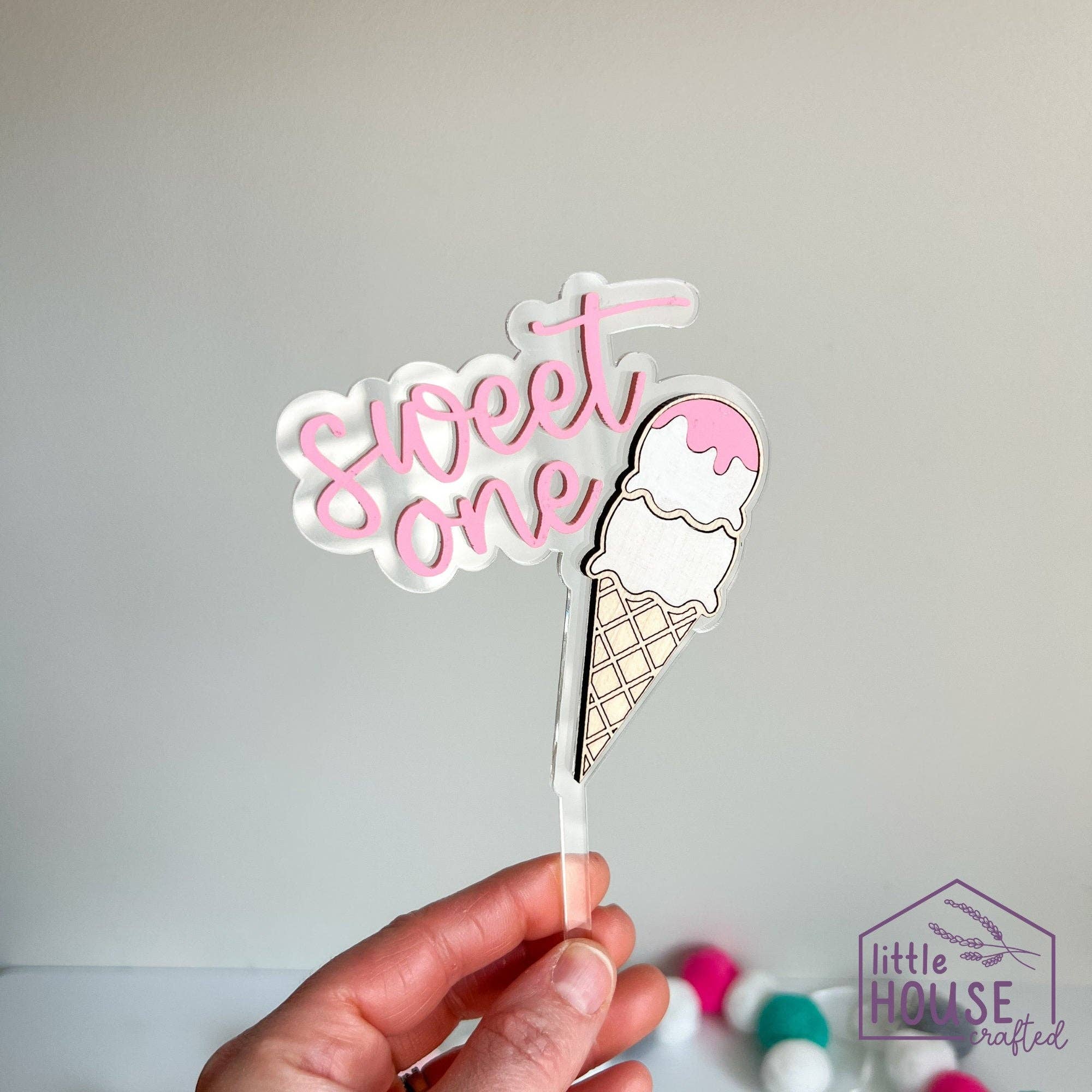 Little House Crafted – Engroshandel Kagepynt – To søde kagetopper - Is fødselsdag - Temafest dekoration - Fødselsdagskagetopper - Festdekoration - Personliggjort - Akryl1