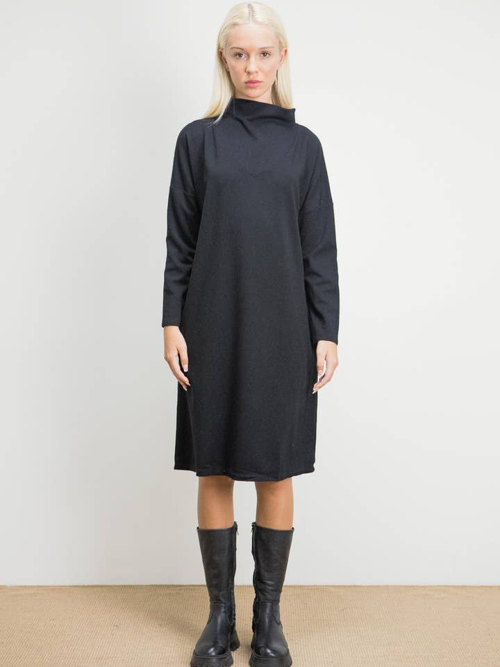 Black dress with chimney collar for wholesale by PAN Producto Básico