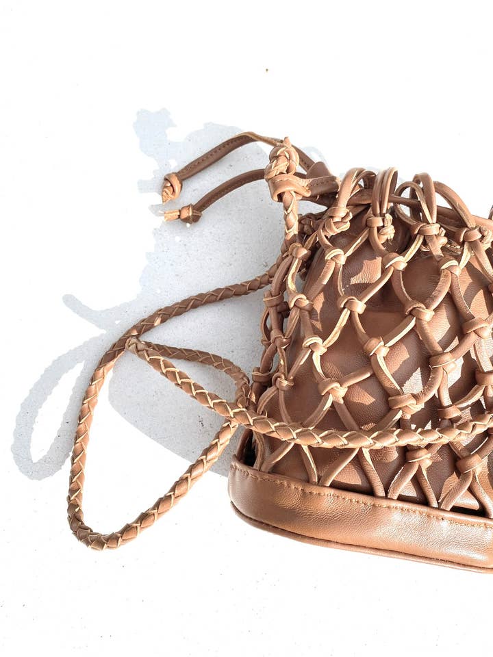 Mini sac filet en cuir couleur camel pour la vente par Shroud