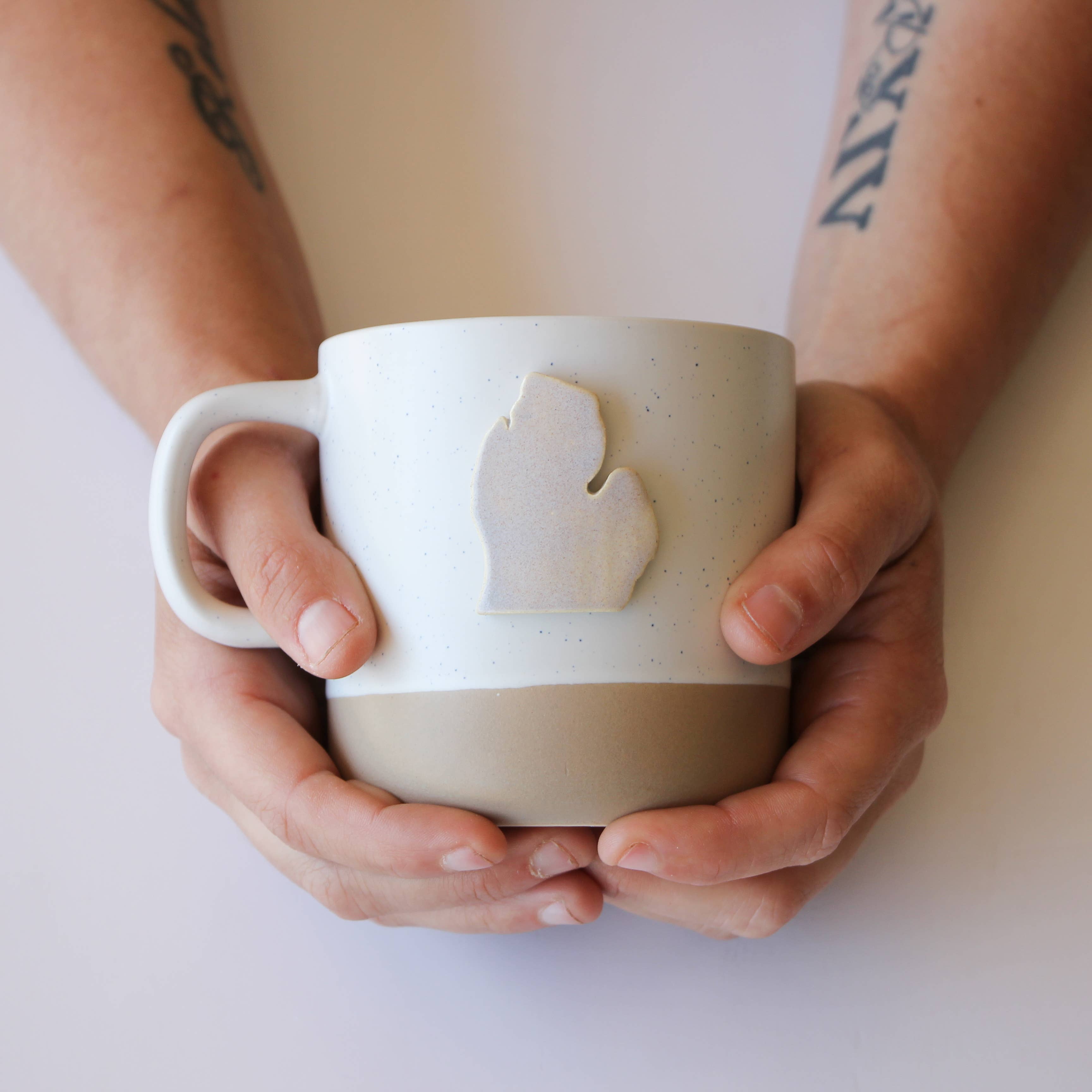 Prodigal Pottery – wholesale Kaffekoppar – Anpassad tillståndsmugg: Cabin Style (10oz)0