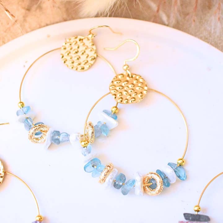 Boucles d'Oreilles en pierre naturelle apatite bleue - nacre pour la vente par Minéralissime