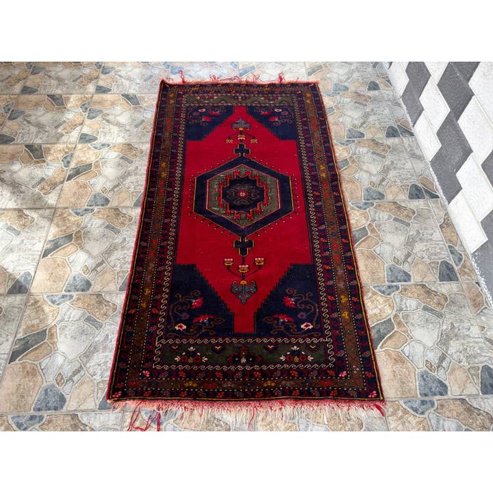 Tapis Vintage - Médaillon Tribal - Rouge Profond 3x6 pour la vente par Oushak Rugs