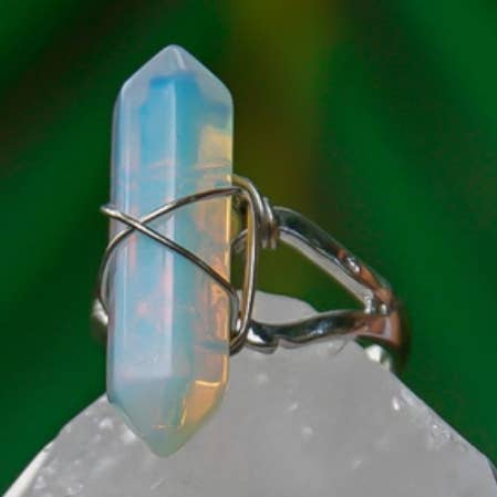 Anillo obelisco ajustable con gemas de opalita para venta al por mayor de Moon Child