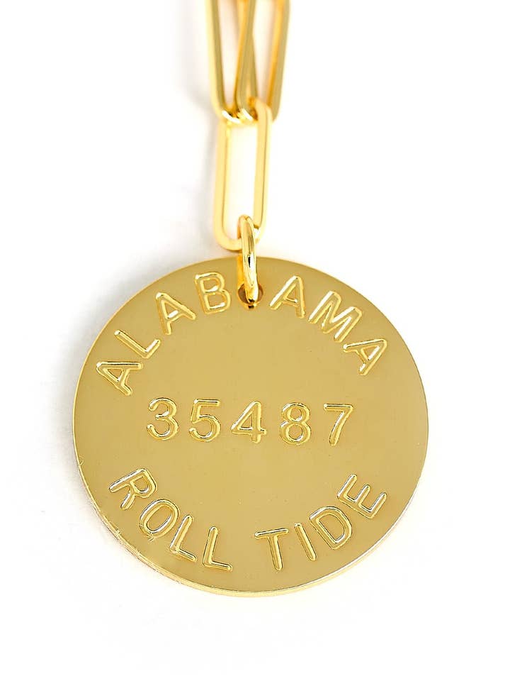 Collier Pendentif Étiquette Collège - Chaîne à Maillons Trombone Plaquée Or 18k pour la vente par Lisi Lerch