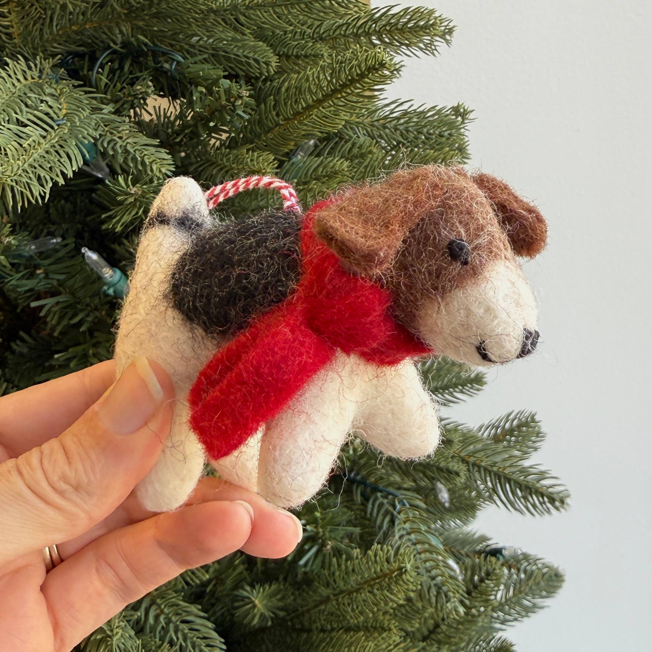 Ornaments 4 Orphans - Wholesale Ornament - Kerstornament van hond met rode sjaal van getuft wol2