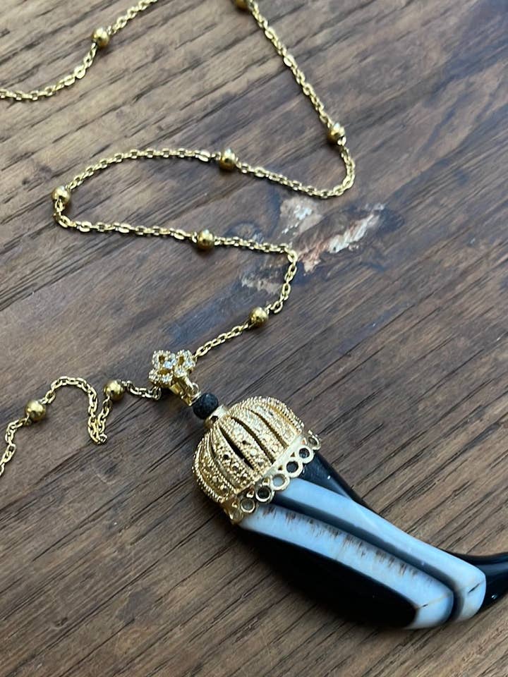 Collier en acier plaqué or avec corne en onyx, 90 cm pour la vente par LARA UNDICI ACCESSORI SRLS