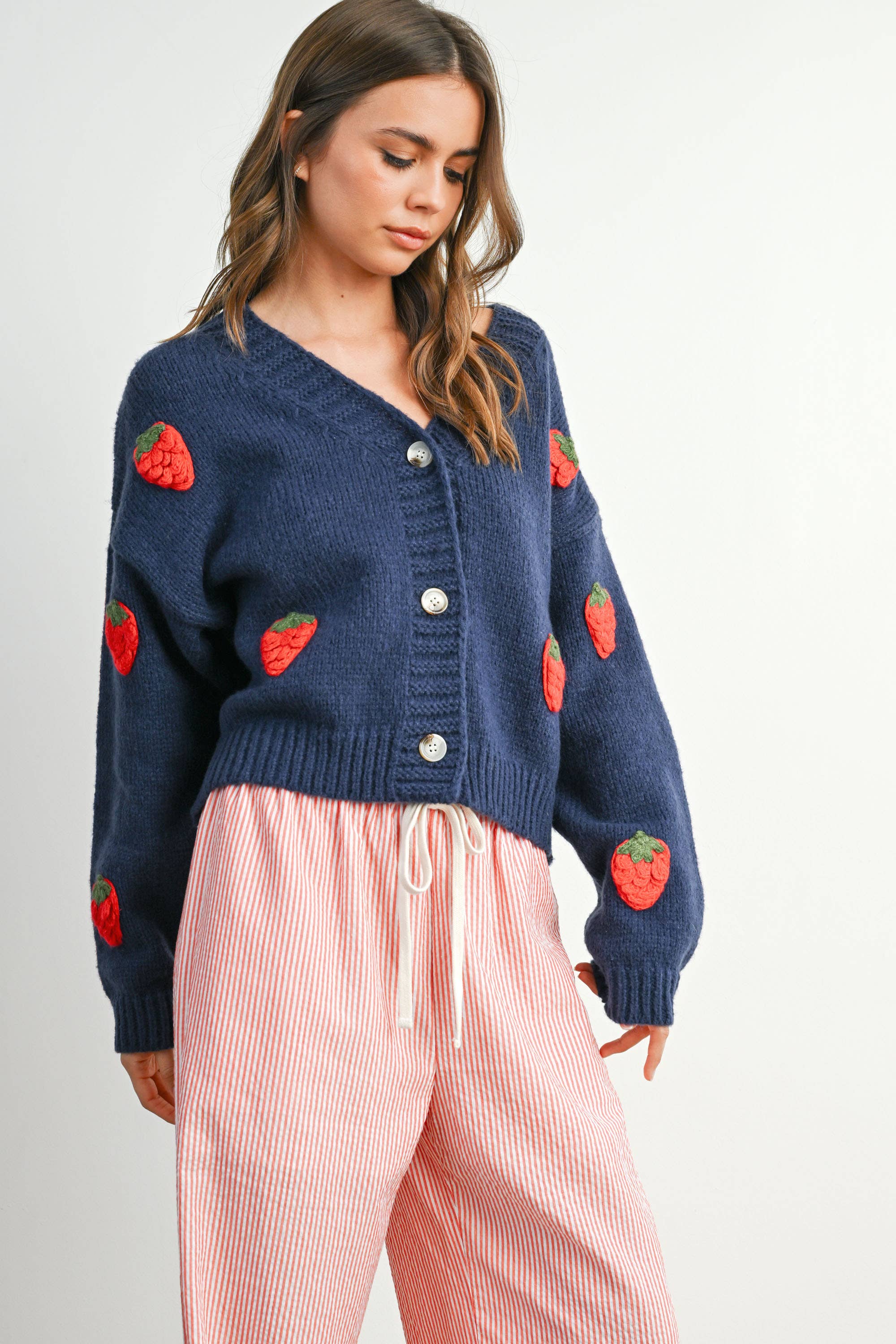 BUTTERMELON – Großhandel Strickjacke – Damen – Kurzer Cardigan mit Erdbeerstickerei - BMC760923