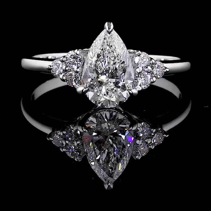 Peer geslepen drie-stenen ring – 3,00ct labdiamant voor wholesale door Kalindi Jewels