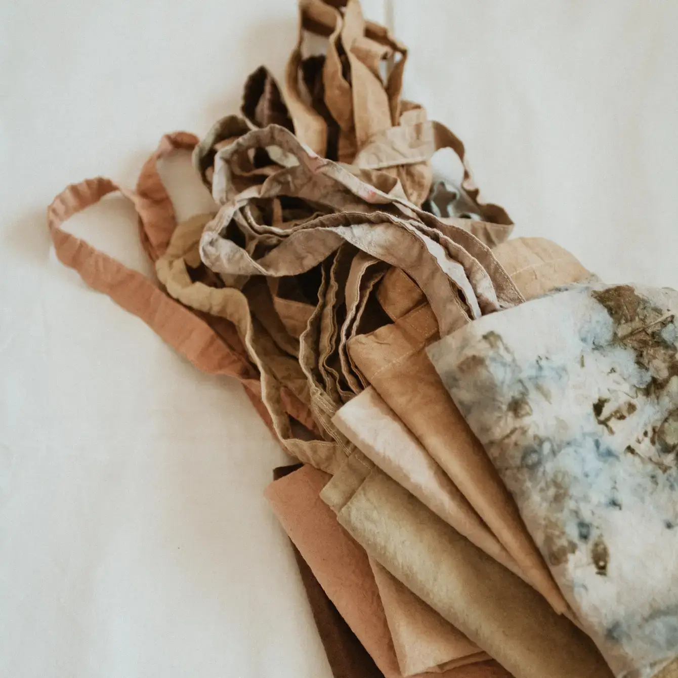 Eloise et moi – wholesale Bärkasse - Dam – Handbroderad bomullstygskasse, Howdy handfärgad väska1