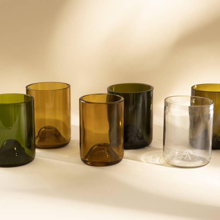 Set de verres recyclés colorés ou noirs avec finition brillante pour la vente par Amarzo