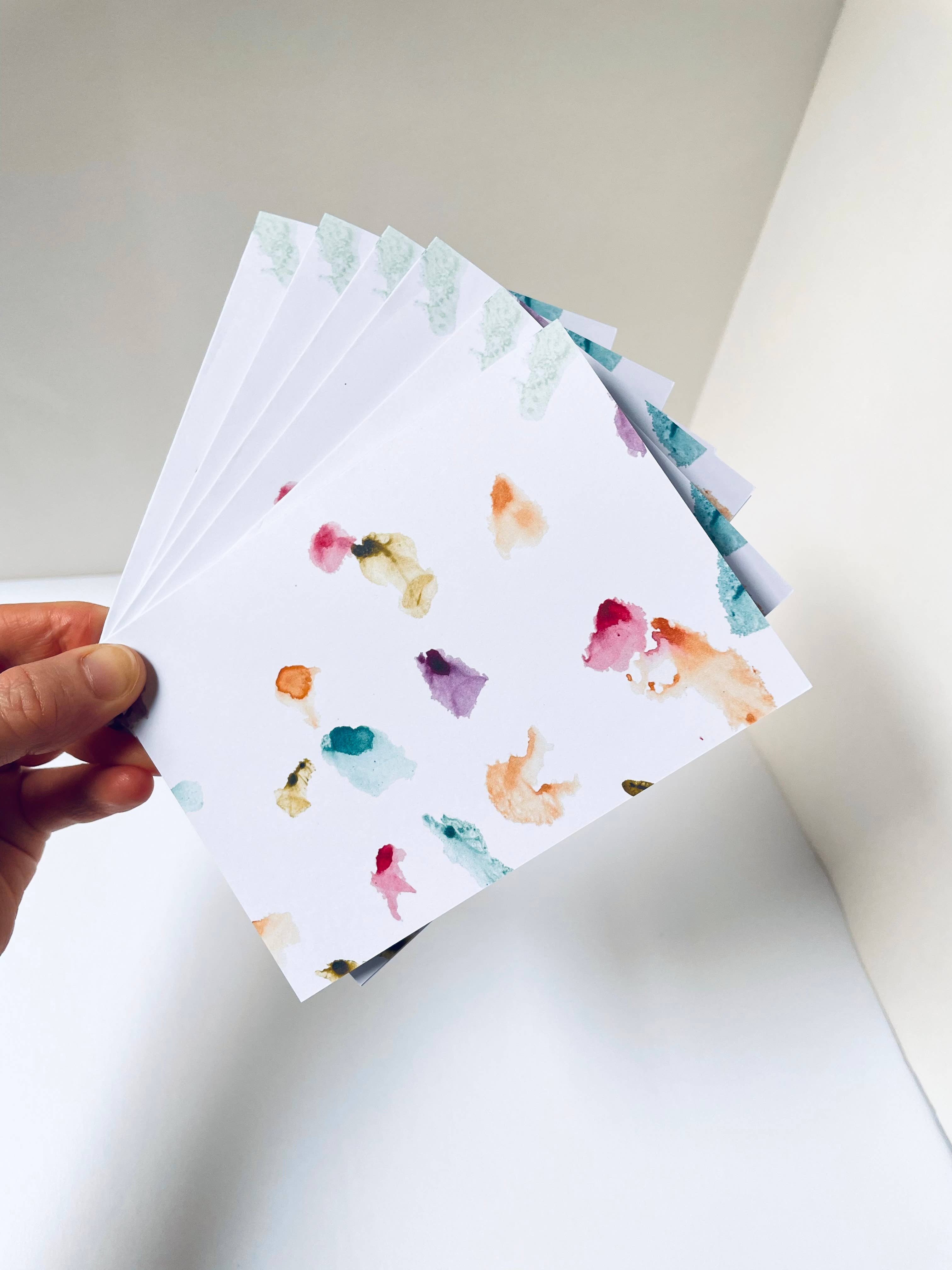 Atelier By Cat - Venta al por mayor Conjunto de papelería y tarjetas - Juego de tarjetas de acuarela con forma de confeti en caja, papel 100% reciclado, divertido2